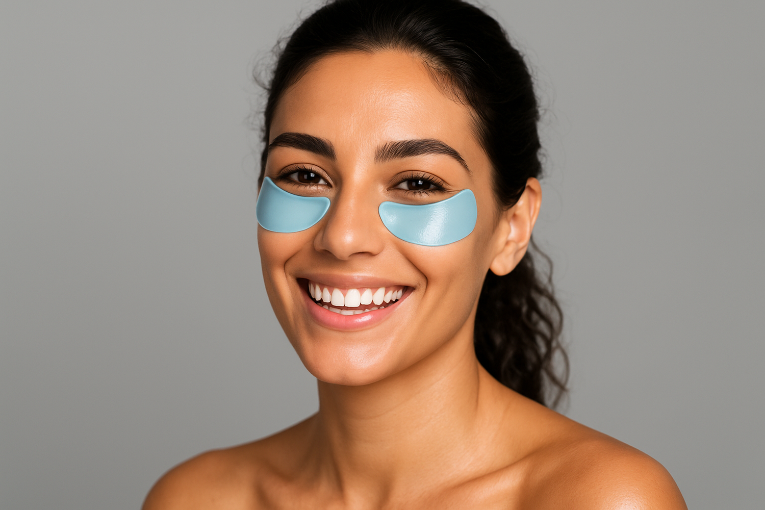 Tu est copywriter expert en dropshipping, créé moi une image complèete pour un site de masque anti-cernes pour femme, mets en avant les bénéfices produits je veux que le mannequin est bonne mine souriante avec une belle pose sur fond gris portant des patch anti cernes bleu clair et qu'elle soit d'orine espagnole