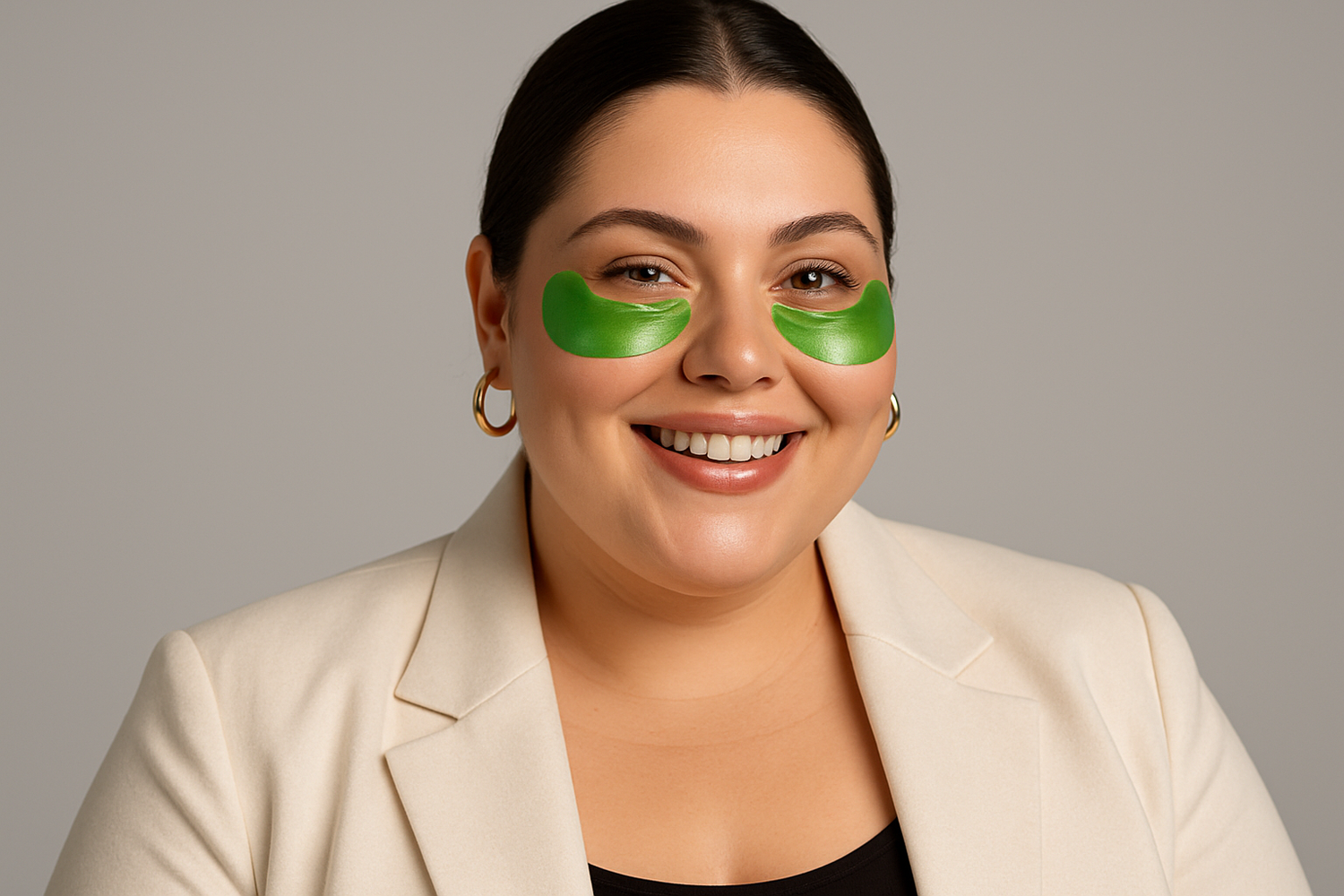 Tu est copywriter expert en dropshipping, créé moi une imagepour un site de masque anti-cernes pour femme,  je veux que le mannequin soit un peu rond habiller souriante portant des patch anti cernes vert transparent sur un fond gris Je veux que chaque test puisse pousser mon prospect à l'achat