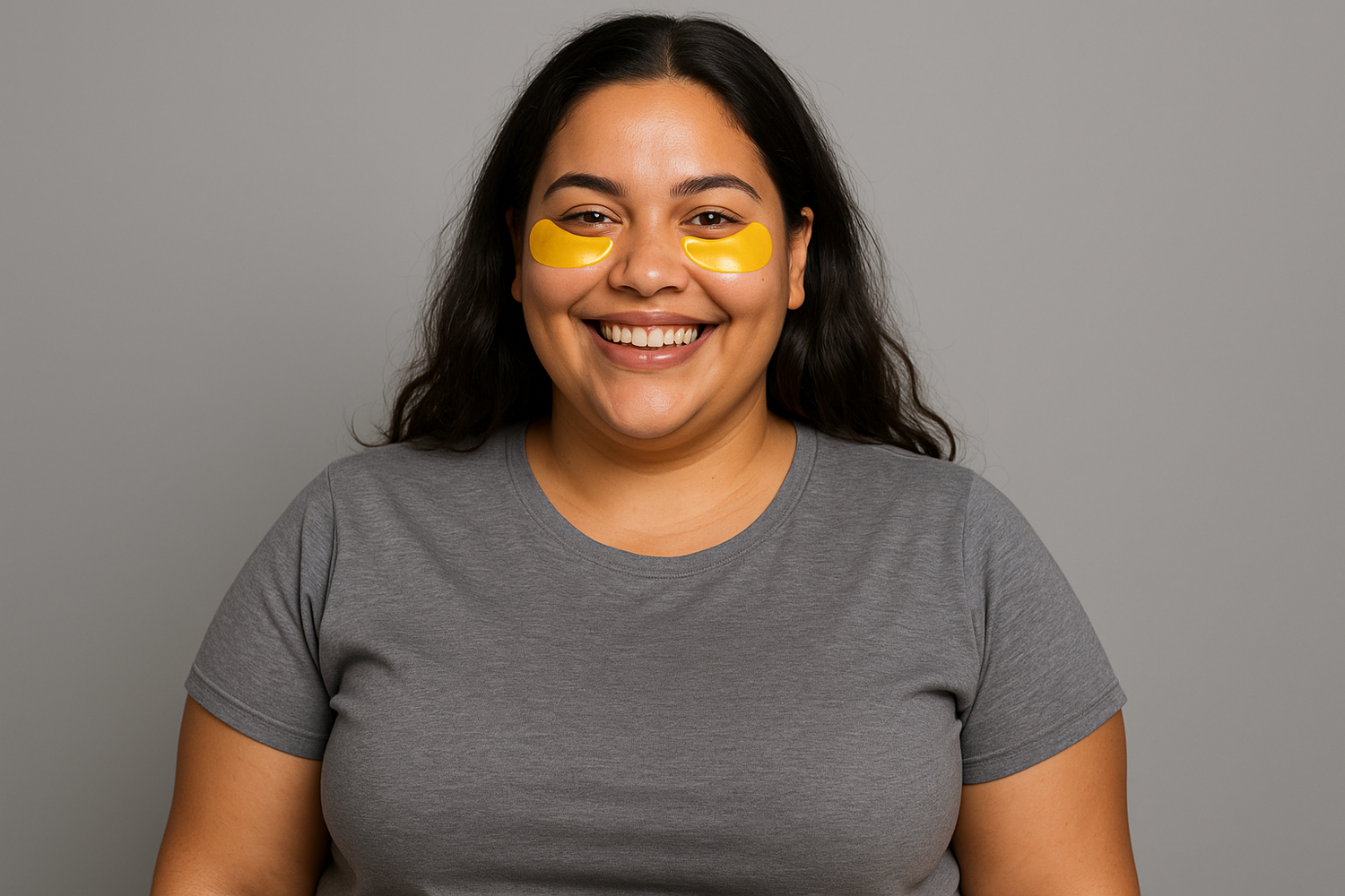 Tu est expert en createur de photo en dropshipping je veux que tu me génère une photo de mannequin ronde souriante habiller sur fond gris portant des patchs anti cernes jaune transparent